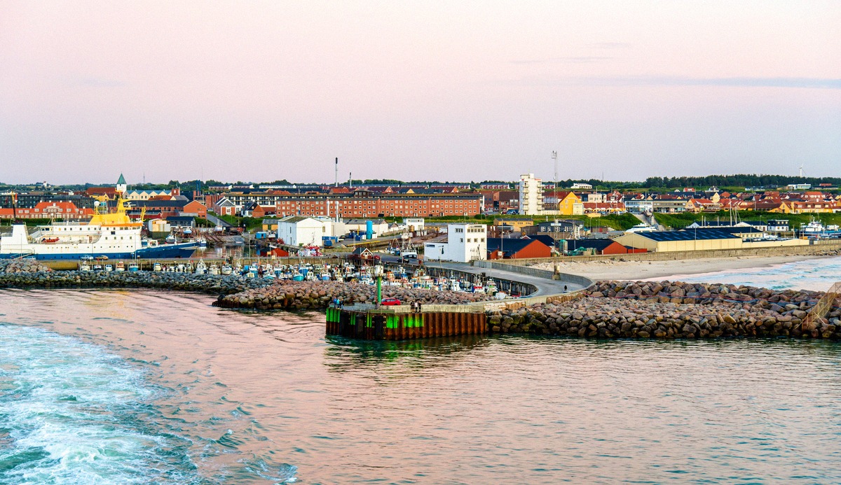 Fährhafen Hirtshals in Nordjütland im Abendlicht, Abfahrtsort der Route nach Island
